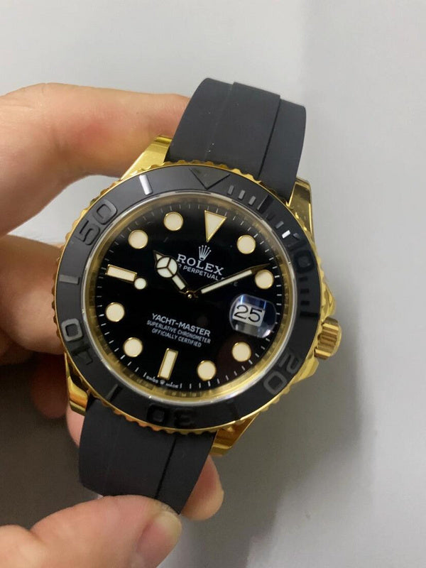 Rolex Yacht-Master 42 in 18 ct yellow gold featuring a black Cerachrom bezel and an Oysterflex bracelet.Watch