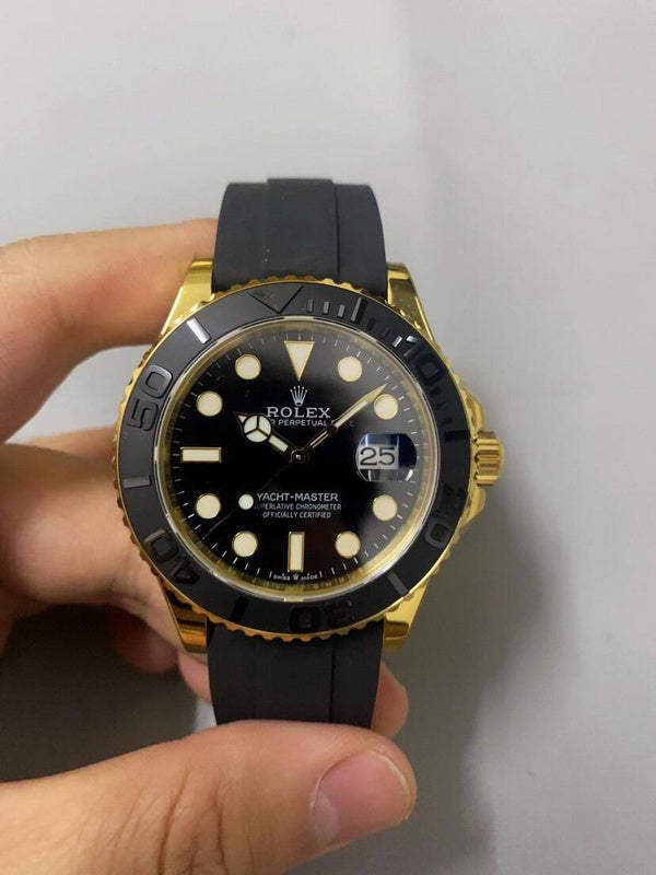 Rolex Yacht-Master 42 in 18 ct yellow gold featuring a black Cerachrom bezel and an Oysterflex bracelet.Watch