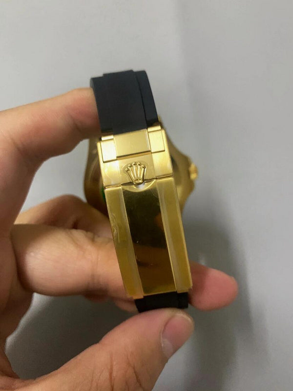 Rolex Yacht-Master 42 in 18 ct yellow gold featuring a black Cerachrom bezel and an Oysterflex bracelet.Watch