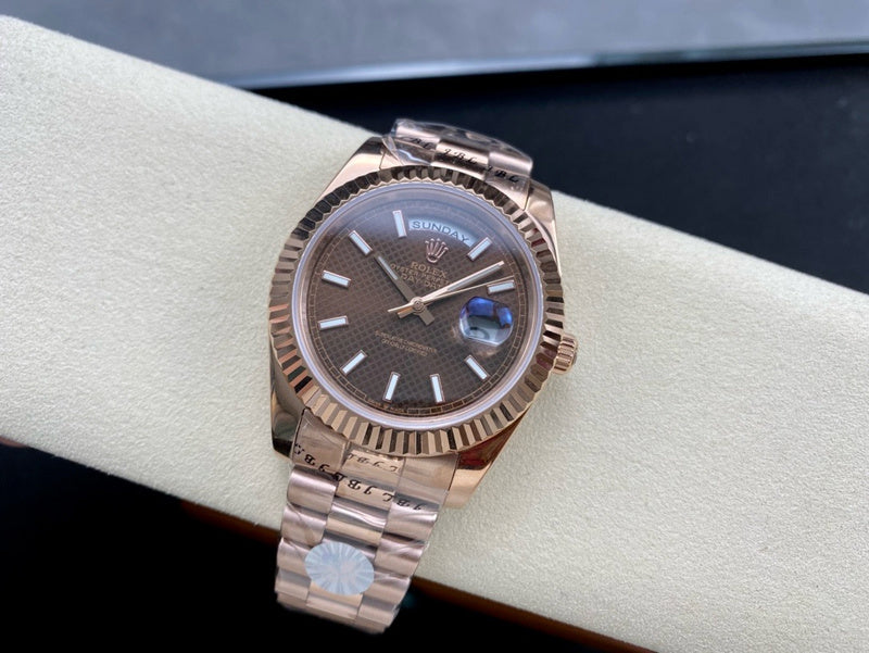 Rolex Day-Date 18 ct Everose gold with diagonal motif chocolate dial Watch