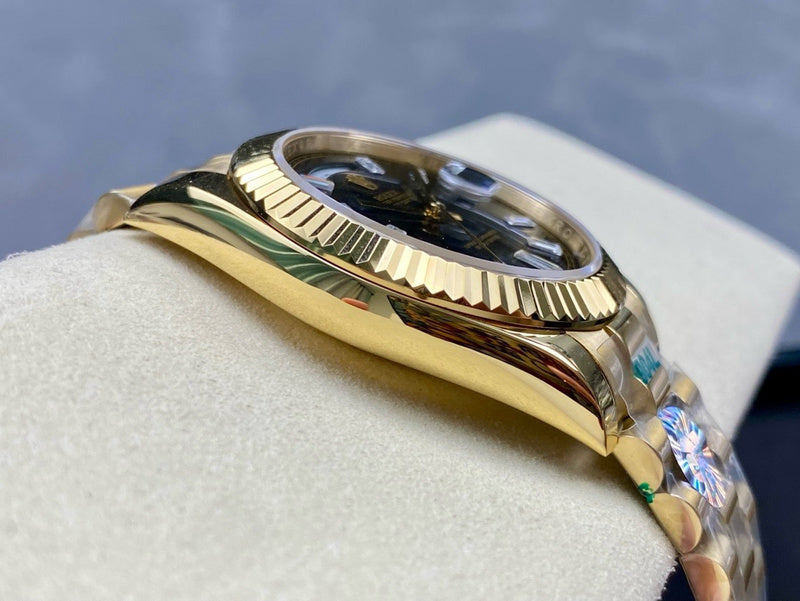 Rolex Day-Date 18 ct Everose gold with diagonal motif chocolate dial Watch