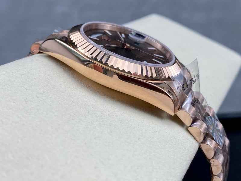 Rolex Day-Date 18 ct Everose gold with diagonal motif chocolate dial Watch